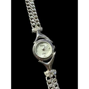 Vienna Ladies Quartz Watch Silver Tone Chain Bracelet Novelty Hand Design